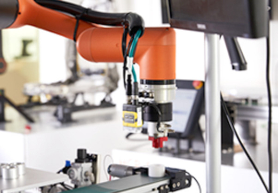 Brazo colaborativo del robot de Hanwha 6 AXIS Cobot Palletizer HCR-12 con el agarrador del sistema Onrobot de Vision
