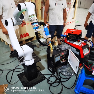 6 brazo colaborativo del robot de AXIS Hansrobot Cobot Elfin05-L con el equipo de soldadura