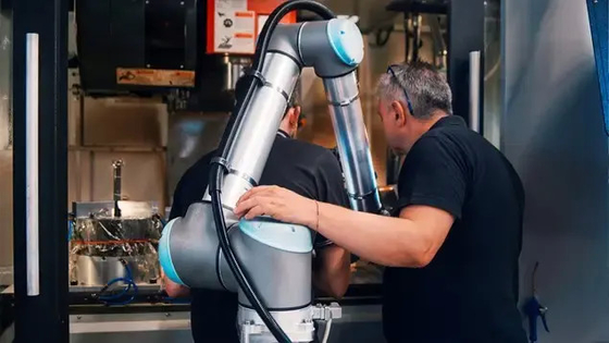 Robot de UR UR10 Cobot con el tipo eléctrico robot colaborativo del agarrador 3-Finger de SMC de LEHS para la dirección que empalieta