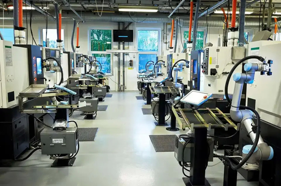 Robot de UR UR10 Cobot con el tipo eléctrico robot colaborativo del agarrador 3-Finger de SMC de LEHS para la dirección que empalieta