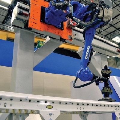 Tren de guía lineal con carga útil de 500 kg con robot YASKAWA para el manejo de materiales como rieles de robot