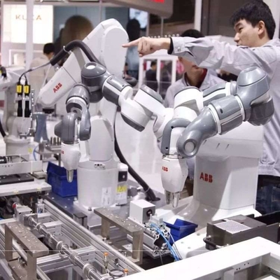 Manipulación del brazo robótico 6 Ejes IRB 1300 con CNGBS Robot Gripper para el robot de manipulación de materiales