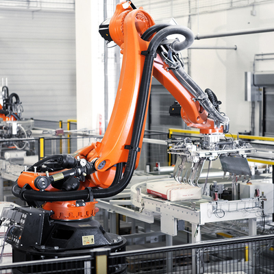 KUKA Robot de paletización KR 240 R3200 PA con rieles de guía CNGBS como brazo de robot industrial de paletización automático
