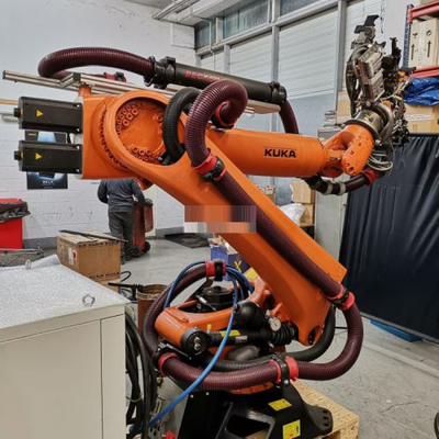 KUKA KR 360 R2830 Carga útil del brazo robótico 360 kg con línea de montaje CNGBS para el montaje del motor como máquina de recoger y colocar