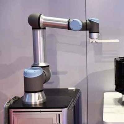 Robot colaborativo UR 16e con carga útil de 16 kg con vasos de succión de vacío de manipulador como cobot