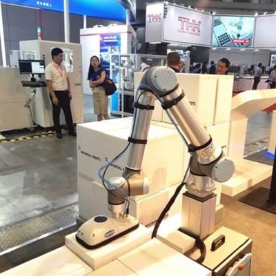 Robot colaborativo UR 16e con carga útil de 16 kg con vasos de succión de vacío de manipulador como cobot