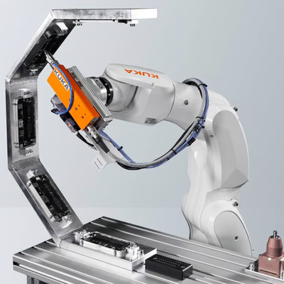 KUKA Cobot KR 4 R600 para el manejo con un agarre onrobot como máquina de recogida y colocación