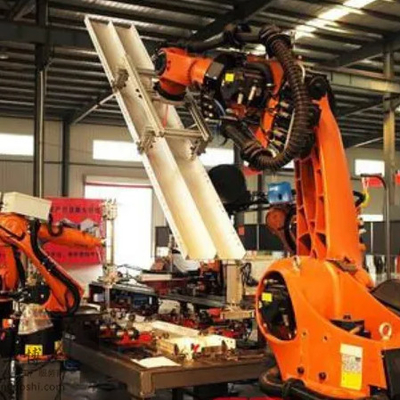KUKA KR 210 R2700 Robots industriales de recogida y colocación con guías lineales CNGBS para el montaje del motor
