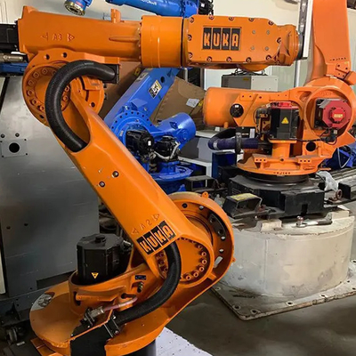 KUKA KR 210 R2700 Robots industriales de recogida y colocación con guías lineales CNGBS para el montaje del motor