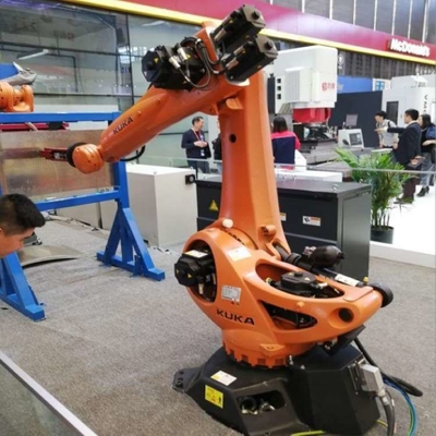 Kuka Robot KR 70 R2100 con estación de limpieza de armas CNGBS para automatización de soldadura con brazo robótico de 6 ejes