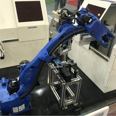 Brazo robótico de 6 ejes Yaskawa GP12 con cerca de seguridad CNGBS para manejo automatizado como robot universal
