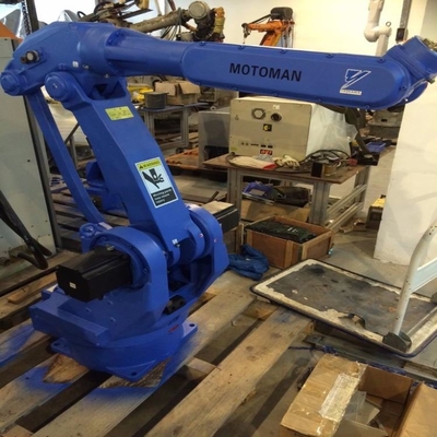 Manejo del brazo robótico de 6 ejes Yaskawa GP50 con agarre robótico personalizado CNGBS para robot universal