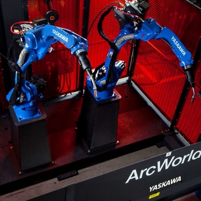 6 Brazo robótico de soldadura de ejes Yaskawa AR2010 con ropa de robot CNGBS para robot de soldadura automatizado