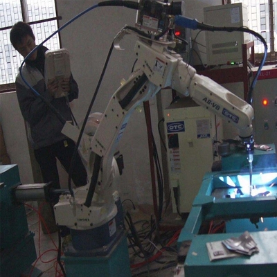 Robot industrial OTC FD-B6L con alcance de 2008 mm con soldadores ARC y máquina de soldadura DM350