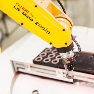 FANUC LR Mate 200iD 6 Ejes Brazo de robot industrial con agarre CNGBS para el montaje del motor