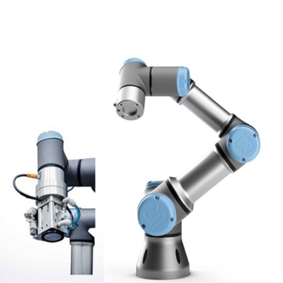UR3 Cobot Robótico Universal con agarre como máquina de montaje para el montaje del motor