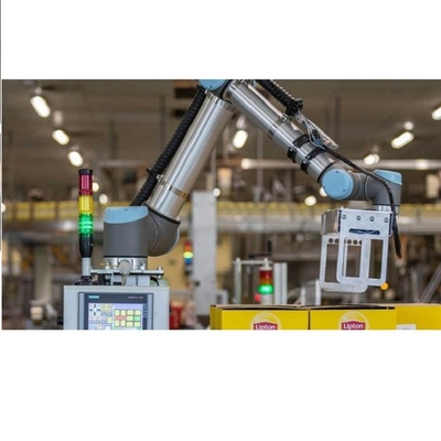 Brazo robótico colaborativo UR 10e de 6 Aixs Cobot con carga útil de 10 kg con cubierta de robot para soldadura