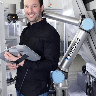 Brazo robótico colaborativo UR 10e de 6 Aixs Cobot con carga útil de 10 kg con cubierta de robot para soldadura