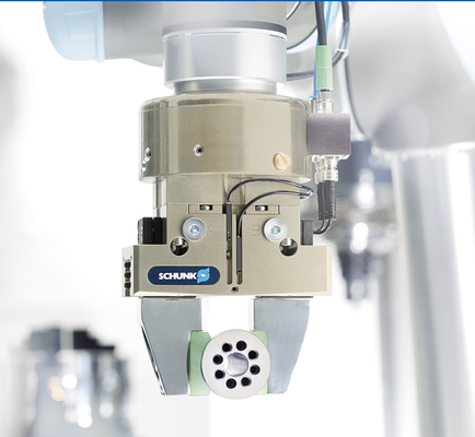 SCHUNK Robot de agarre para FANUC, IRB6700 y KR210 en una planta de la industria alimentaria