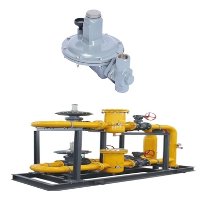 Slide de válvula de gas natural equipado con reguladores de la serie Emerson Fisher T205/T205M y manómetro WIKA
