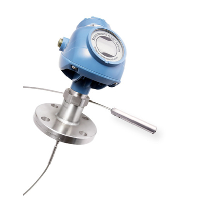 La unidad de reabastecimiento de combustible está equipada con un transmisor de nivel de EMERSON Rosemount 5300 - medidor de nivel de onda de radar guiado.