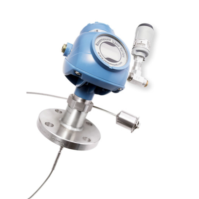 La unidad de reabastecimiento de combustible está equipada con un transmisor de nivel de EMERSON Rosemount 5300 - medidor de nivel de onda de radar guiado.