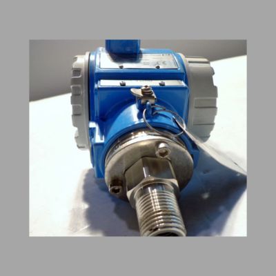 Deslizamiento de la válvula de control de flujo con el medidor de flujo de vórtice Endress+Hauser Proline Prowirl F 200 y el transmisor de presión digital Cerabar PMC71