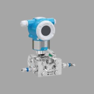 Unidad de control de presión/caudal con caudalímetro Endress+Hauser Proline Prowirl R 200 y transmisor de presión diferencial Deltabar PMD50.