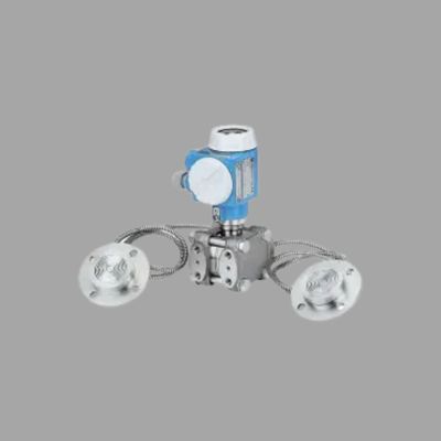 Conjunto de válvula de control de flujo con caudalímetro Proline Prowirl R200 de Endress+Hauser y transmisor de presión diferencial Deltabar PMD78B.