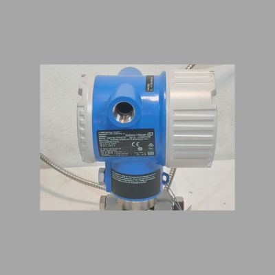 Conjunto de válvula de control de flujo con caudalímetro Proline Prowirl R200 de Endress+Hauser y transmisor de presión diferencial Deltabar PMD78B.