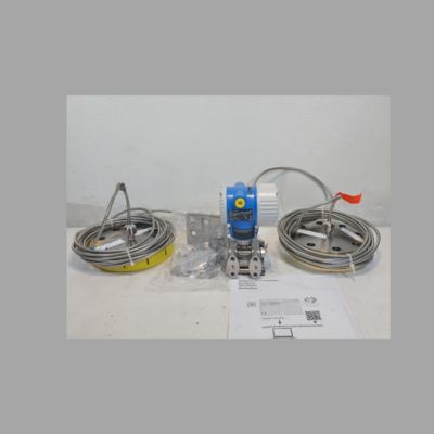 Conjunto de válvula de control de flujo con caudalímetro Proline Prowirl R200 de Endress+Hauser y transmisor de presión diferencial Deltabar PMD78B.