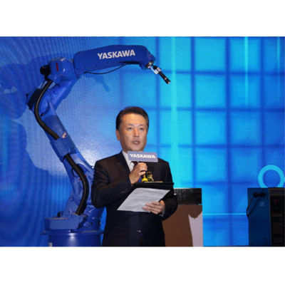 Brazo GP12 del robot industrial con la mano de la garra para el robot que empalieta