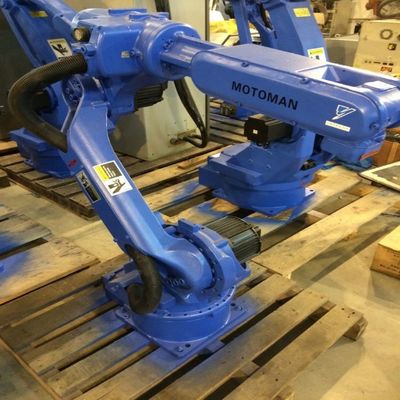 Brazo del robot industrial de Motoman GP7 6 AXIS usado para empaletar el robot