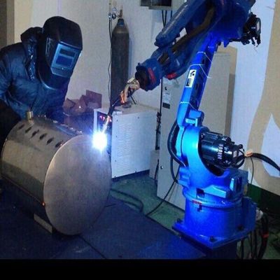 Motoman AR1440 con el soldador RD500S para el proceso del corte del laser