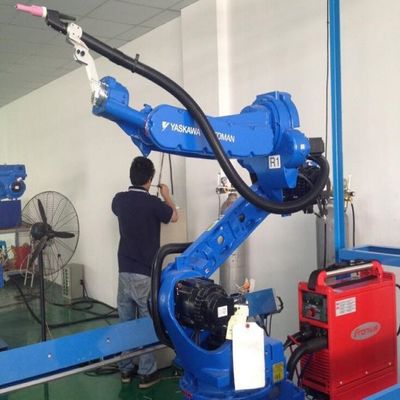 Motoman AR1440 con el soldador RD500S para el proceso del corte del laser
