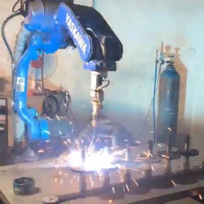 6 robóticos Aixs Motoman AR2010 con el soldador RD350S para el robot de la soldadura al arco