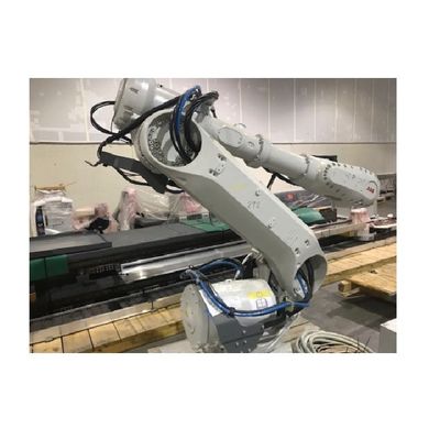 Robot industrial IRB6700-300/2.7 con el brazo del robot como soldadora para la soldadura por puntos