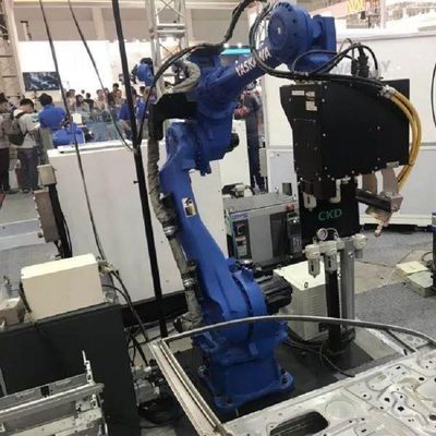 Soldadora del robot industrial de Motoman AR1440 con otros soldadores del ARCO como robot de soldadura automática