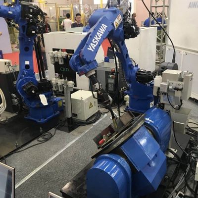 Brazo robótico industrial de AR1440 con los soldadores RD350S del laser y del alcance de 1440M M usado para la soldadura AL ARCO