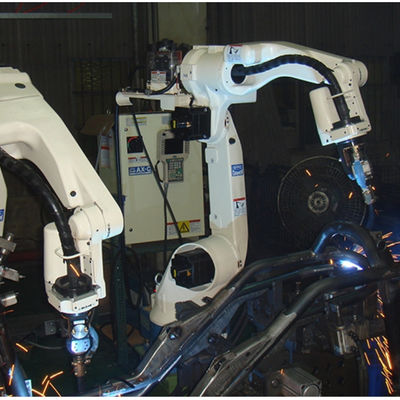 Robot de soldadura automática de 6 AXIS OTC FD-B6 con la soldadora de DM350 Mig