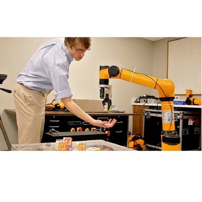 Robot colaborativo AUBO i10 del curso de la vida largo con el manipulante de la carga útil 10KG para la máquina de la selección y del lugar