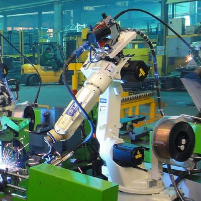 Robot de soldadura automática del robot de soldadura FD-V8L con los soldadores del ARCO DM350 como soldadora de Mig