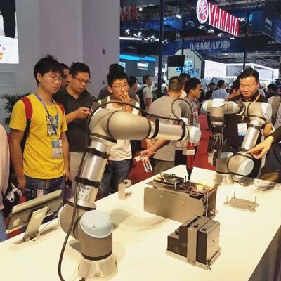 Robot ligero UR 5e de Cobot con el manipulante de la carga útil 5KG como robot colaborativo para la máquina de la selección y del lugar