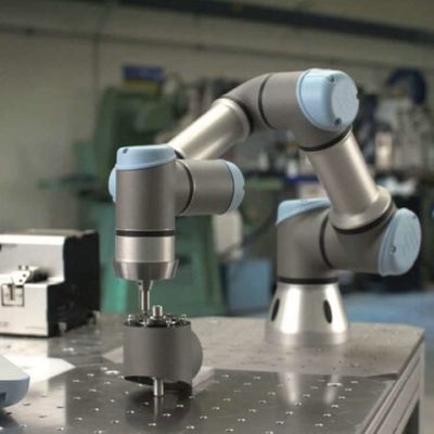 Cargamento robótico automático de AXIS UR5e del brazo 6 y descarga del robot de la selección y del lugar