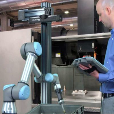 Cargamento robótico automático de AXIS UR5e del brazo 6 y descarga del robot de la selección y del lugar