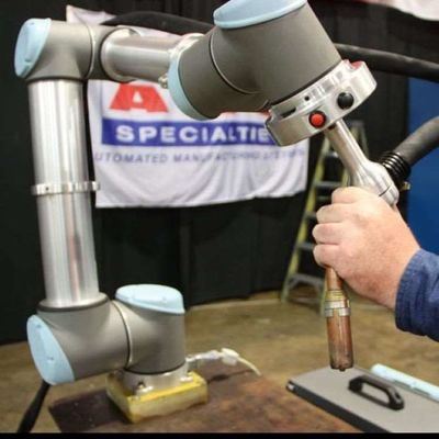 Cargamento robótico automático de AXIS UR5e del brazo 6 y descarga del robot de la selección y del lugar