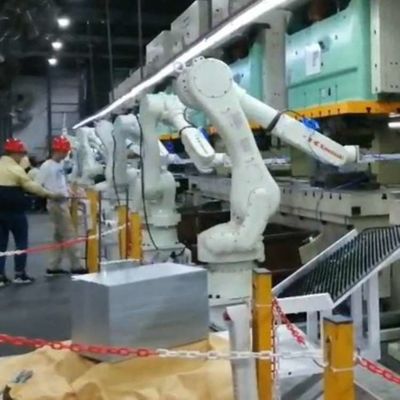 Brazo robótico industrial de 6 ejes Kawasaki RS050N con riel de guía CNGBS para el robot de manipulación de paletas
