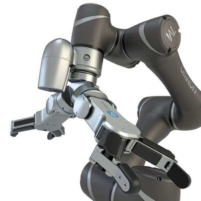 Brazo robótico colaborativo con el finger flexible RG6 del agarrador 2 como agarrador del robot