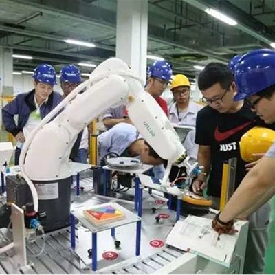 Brazo robótico universal pequeño de 6 ejes China ER6-730-MI con paquete de ropa CNGBS como robot de manejo