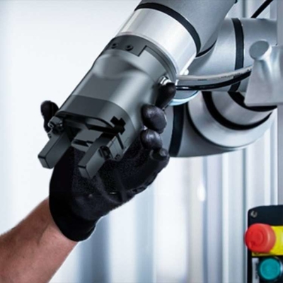 Robot colaborativo con el agarrador eléctrico paralelo cooperativo PGC-140 como Cobot